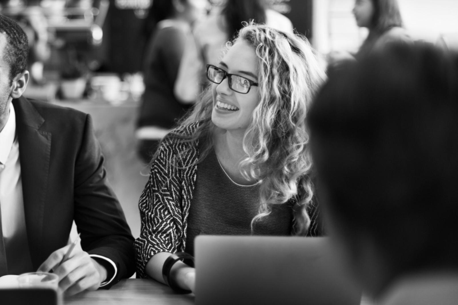 Personne travaillant sereinement sur ses finances personnelles