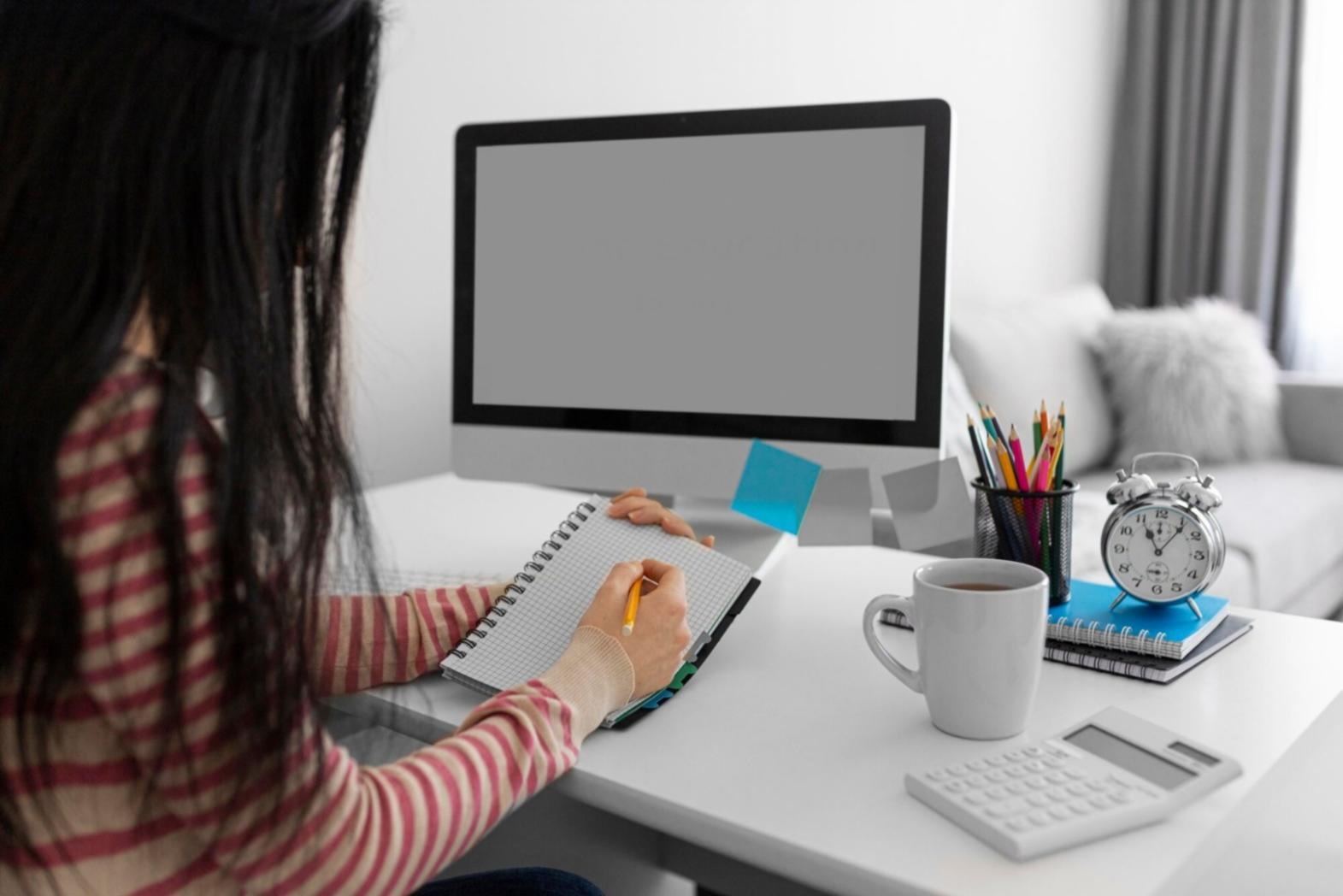 Espace de travail organisé avec cahiers et outils de planification financière